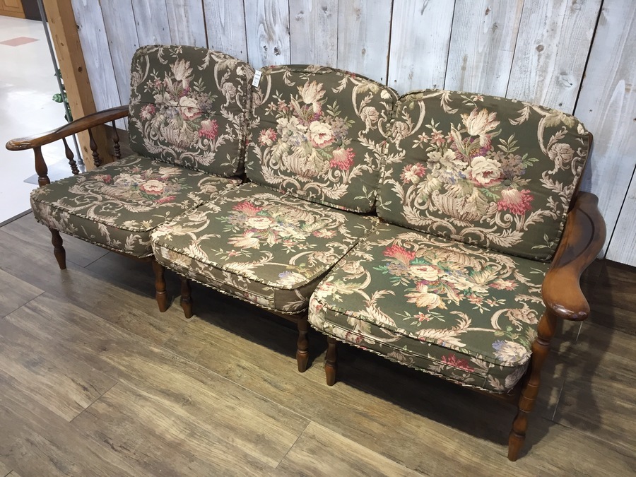 karimoku(カリモク)コロニアルシリーズの3人掛けソファが入荷しました