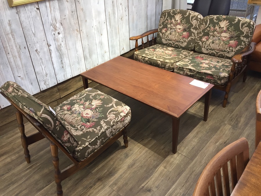 karimoku(カリモク)コロニアルシリーズの3人掛けソファが入荷しました