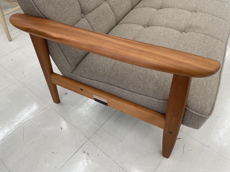 お値段見直しました！ カリモク60 フラノベージュ 2シーターのご紹介