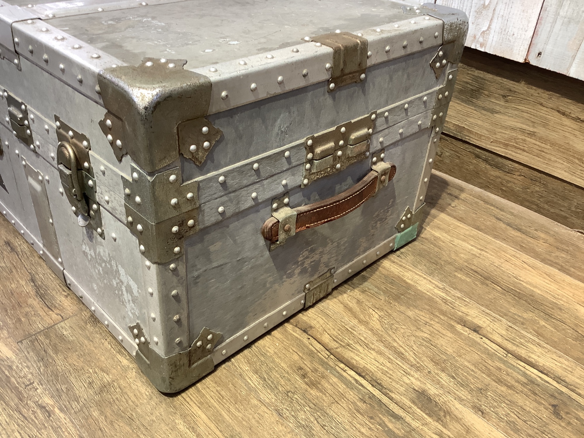 KOWA INDUSTRY】ビンテージ感たっぷりのアルミトランクケースが入荷