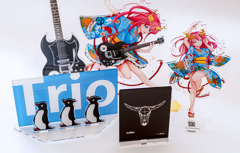 特大アクリルスタンドB5（182×257mm）フレーム付き：キレイな缶バッジ