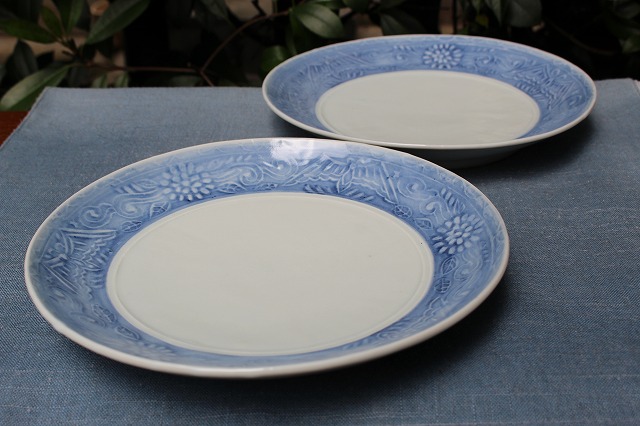 滋賀県大津市で作陶されている稲村真耶さんの呉須染花蝶文7寸皿