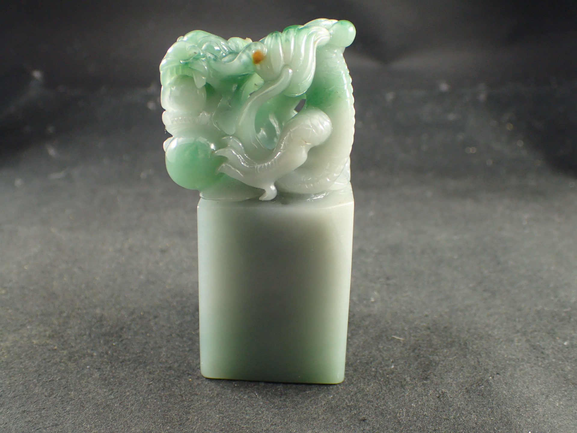 最高品質ネフライト（龍を彫刻） 芸術品 印鑑 ｜石の販売専門店【vec