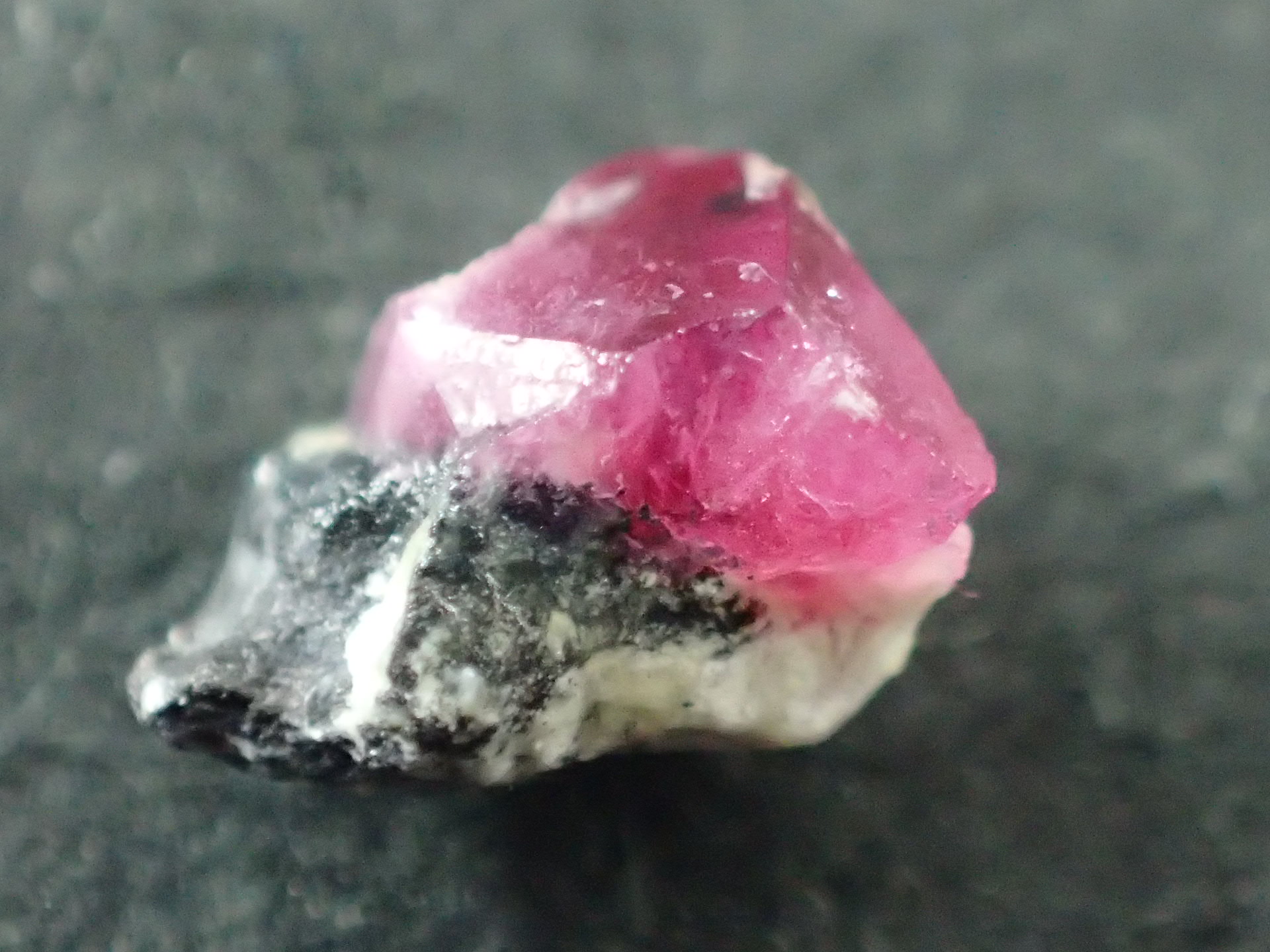 最高品質レッドベリル(Red Beryl) Wah Wah Mnts, Beaver Co., Utah