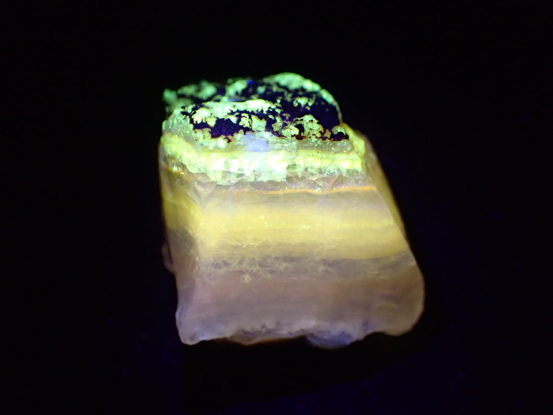 最高品質蛍光オパール 北海道然別湖西方産 ｜石の販売専門店【vec