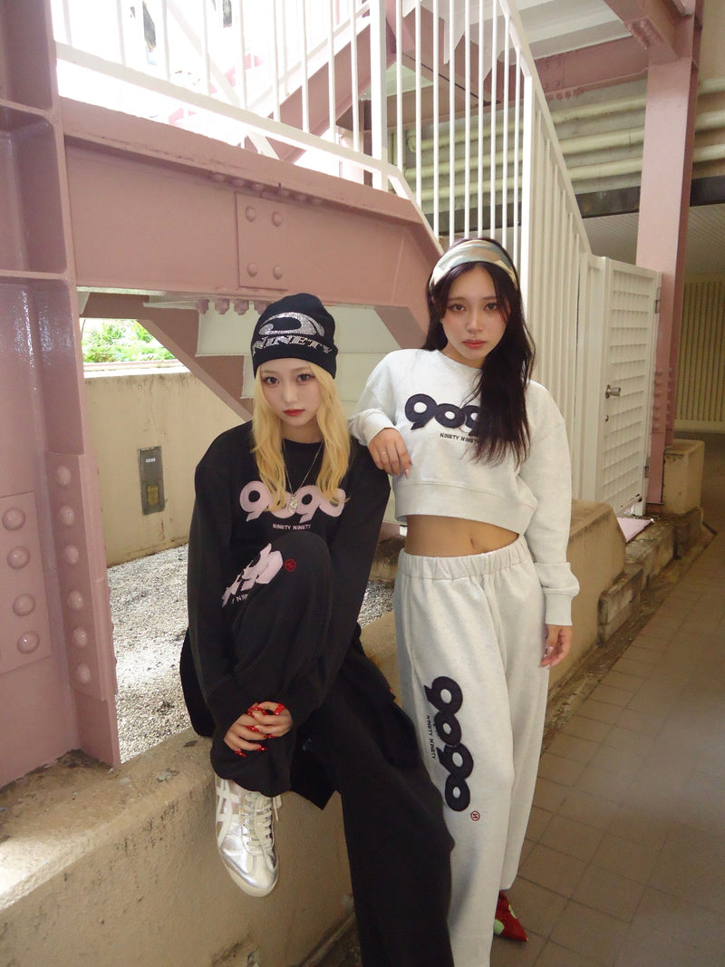 グレー スウェットパンツ 赤いパッチ 金色ロゴ グレー スウェット