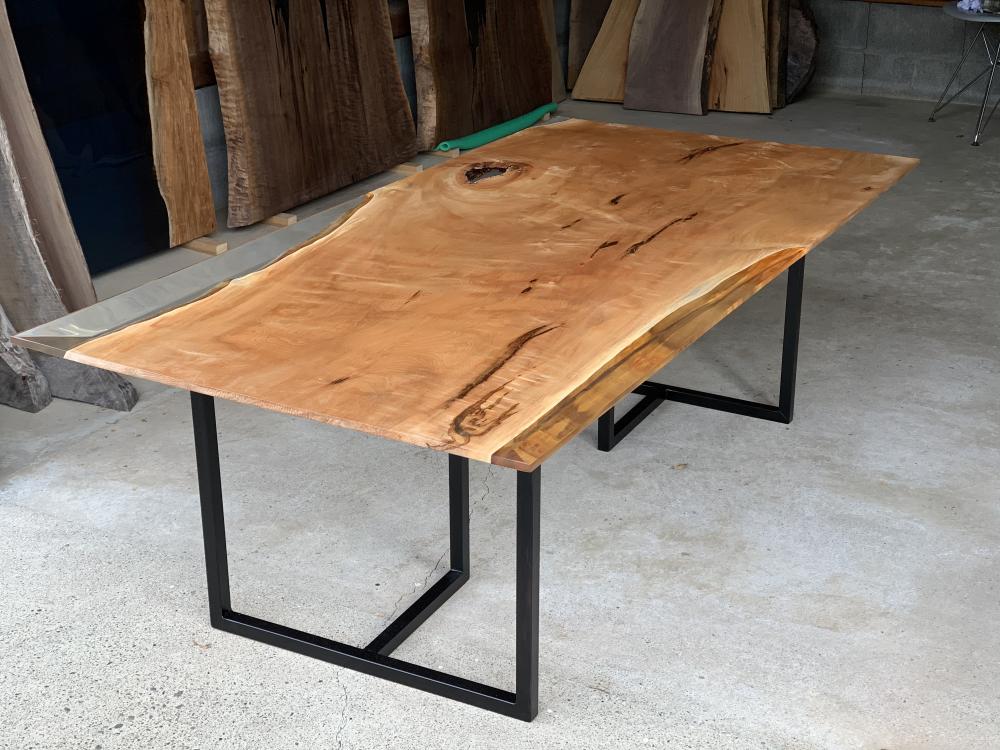 栃のレジンテーブル「ガーランドデザインワークス」レジン・リバー