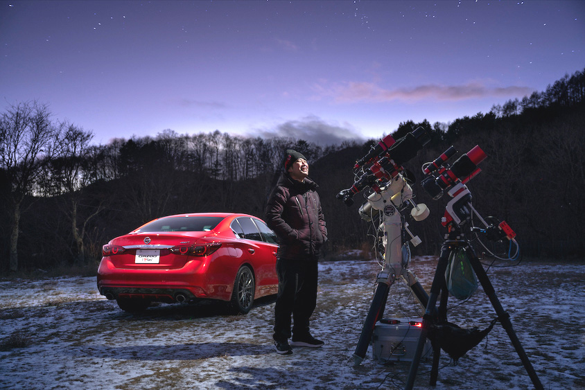 自身が開発したスカイライン400R」に乗り大宇宙の撮影に赴く日産