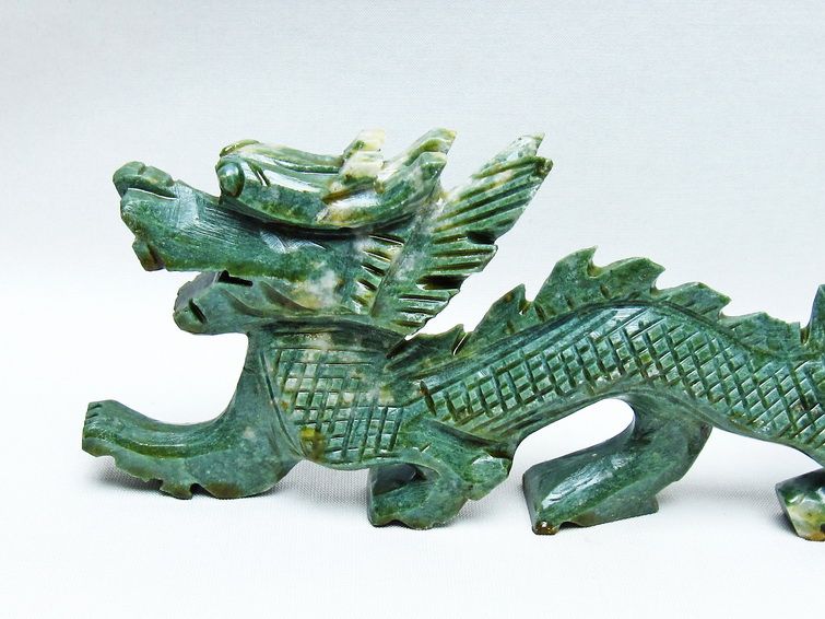 パワーストーン 天然石 インド翡翠手彫り龍置物[T757-1972]