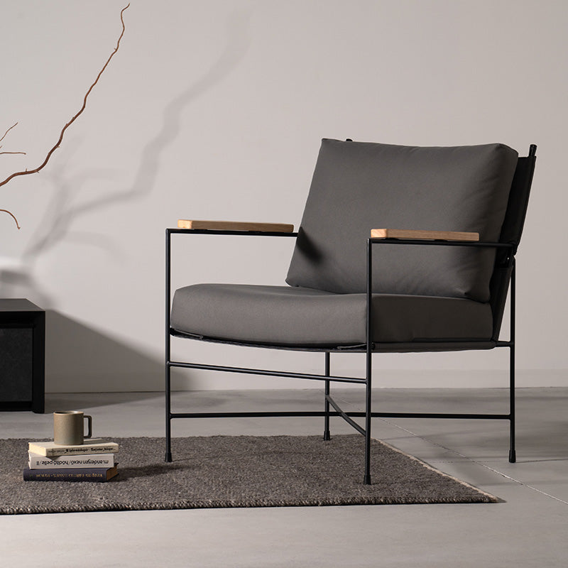 レザー風ファブリックと天然木アームが映えるラウンジチェア 1人掛け