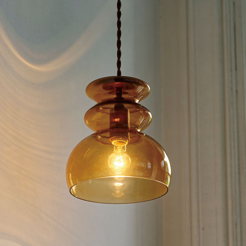 ウェービーなフォルムとミッドセンチュリーのレトロ感が印象的な