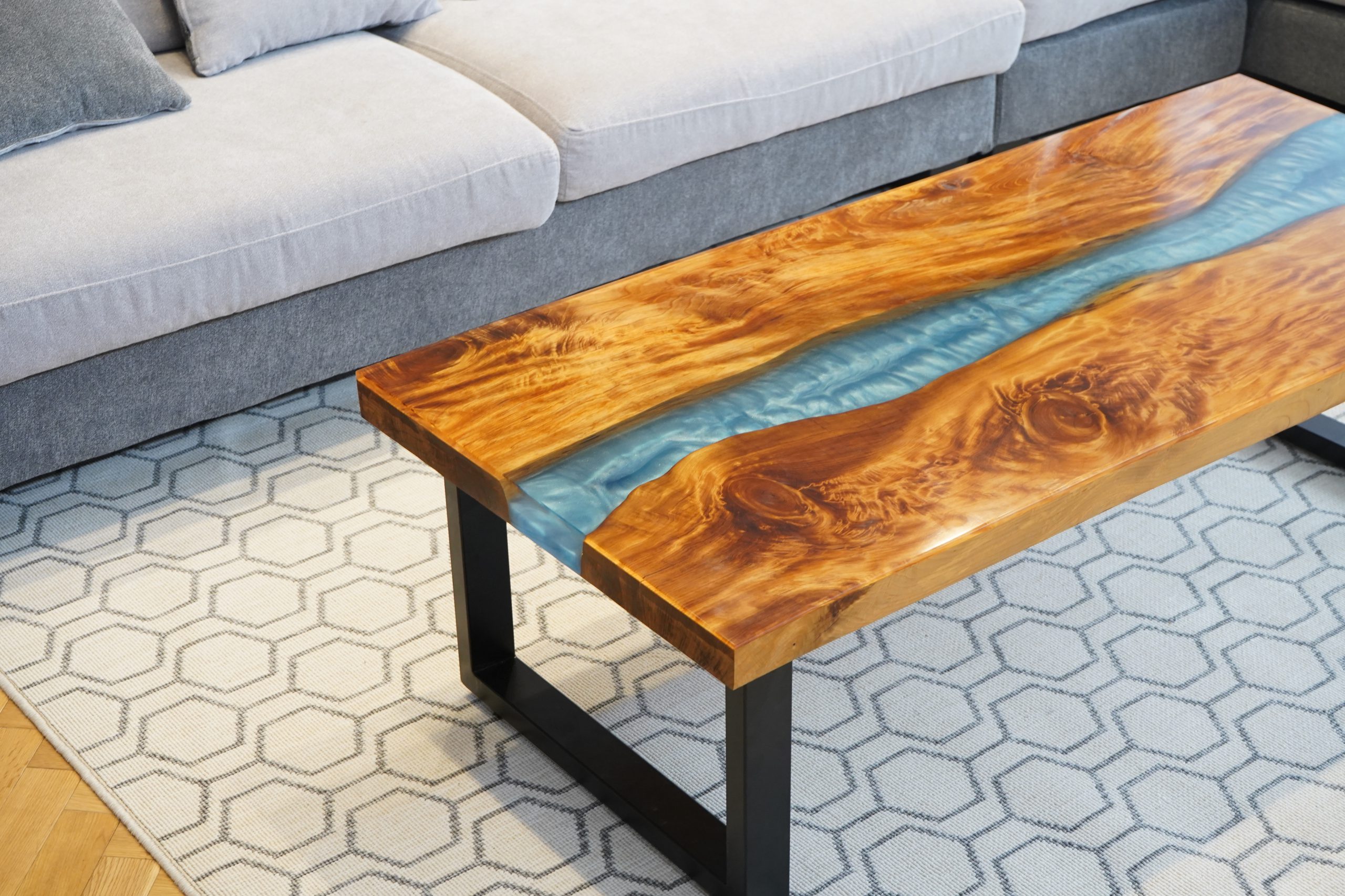 センターブルー高級レジンテーブル | GYANfinity Products