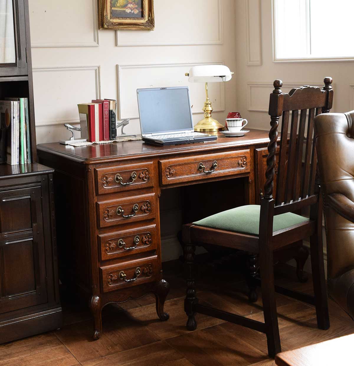 フランスのアンティーク書斎机、美しい猫足のフレンチライティング