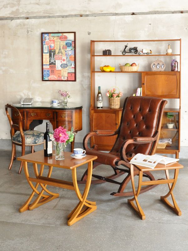 革張りアンティークチェスターフィールド、カッコいいロッキングチェア