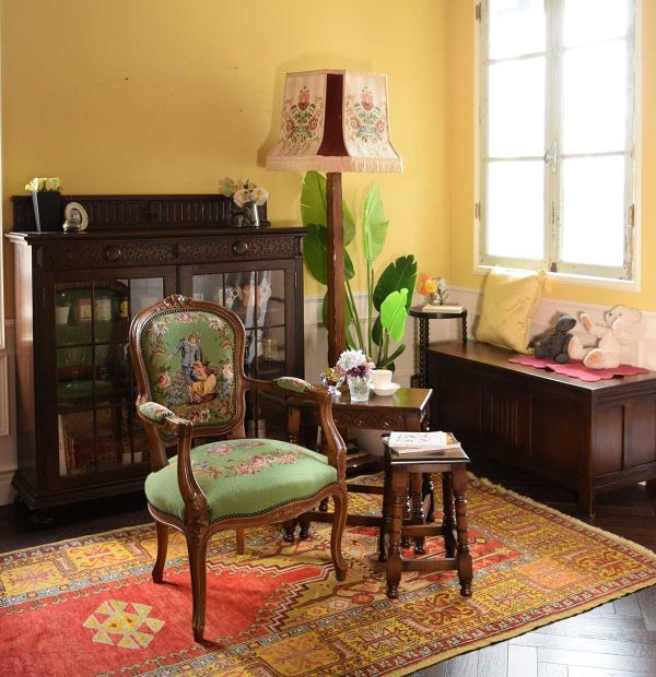 イギリスアンティークのテーブル、英国らしい重厚感のあるネスト