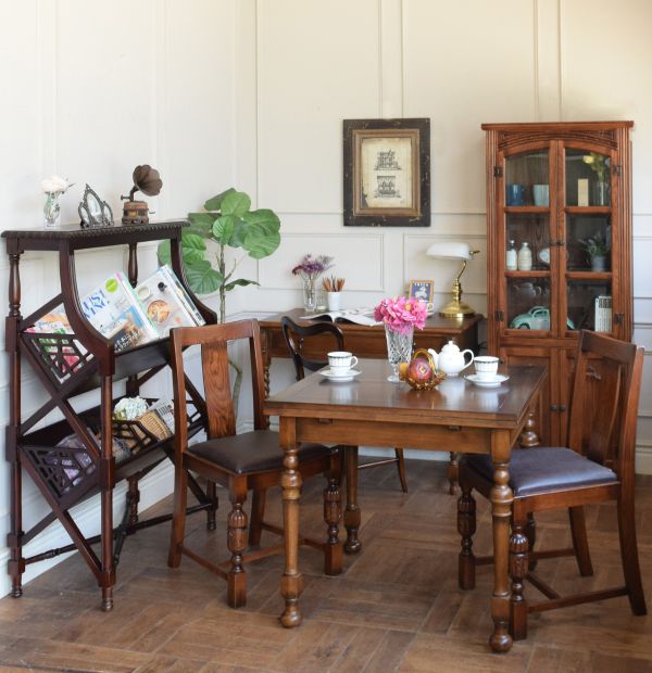 バルボスレッグが重厚なアンティーク風の椅子、ダイニングチェア(y-187