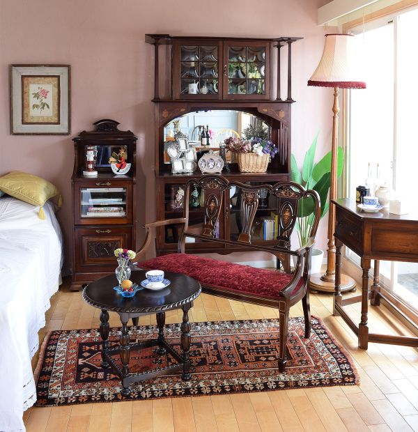 イギリスから届いたマホガニー材の家具、アンティークのミュージック