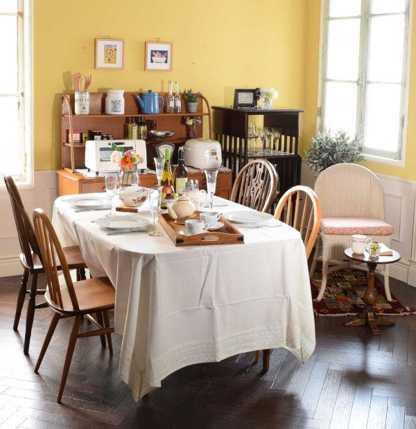 アンティーク調のおしゃれなダイニングの椅子、オーク材のウィンザー