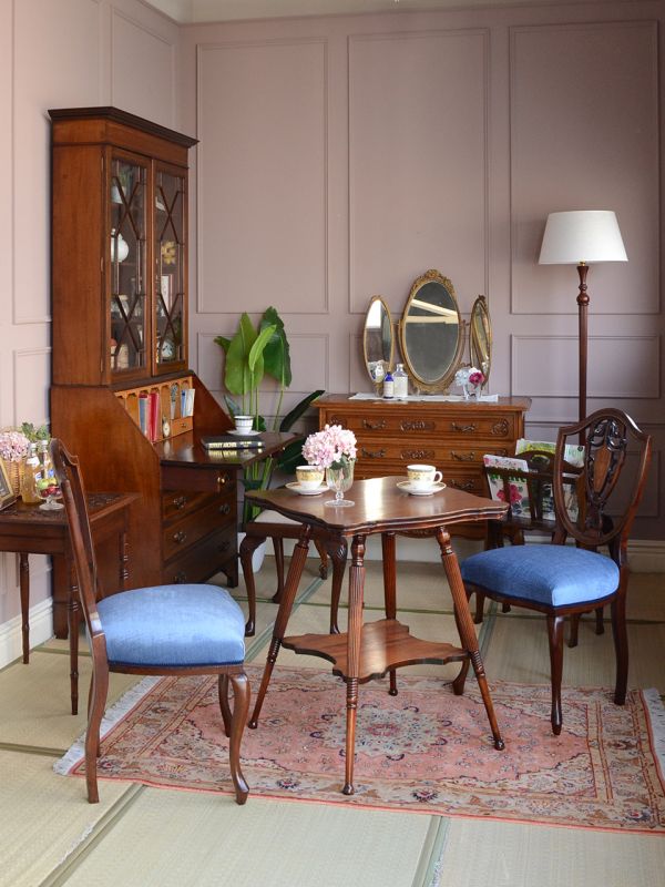 フランスのから届いたアンティークの三面鏡、装飾が優雅なアンティーク