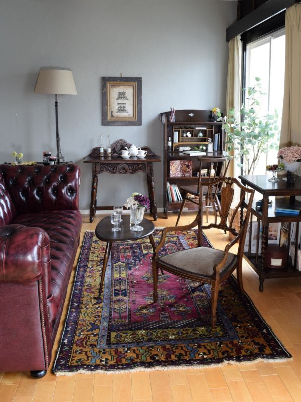 英国アンティーク調の3人掛けのソファ、赤い革張りがカッコいい