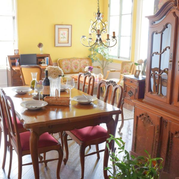 フランスから届いた美しい猫足のアンティークキャビネット、天然大理石