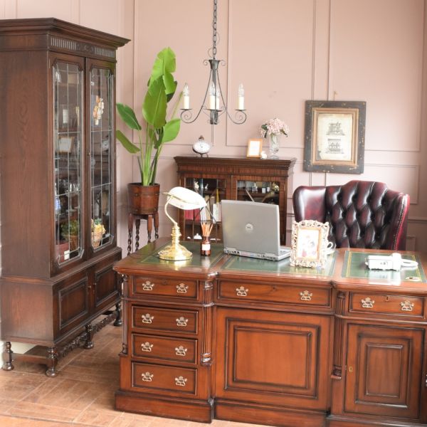 英国アンティークの美しい本棚、シノワズリデザインのガラス扉の