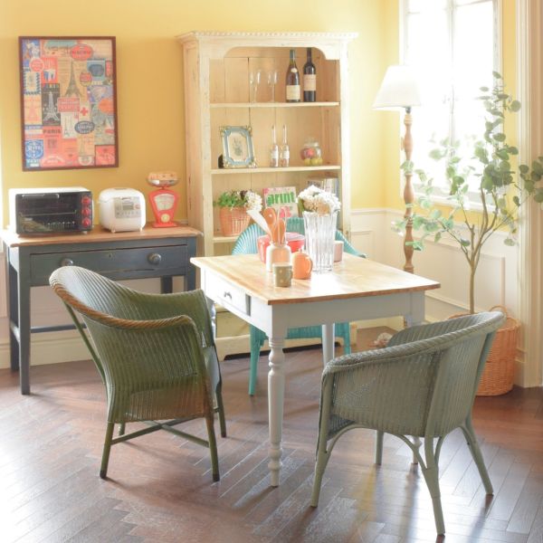 2トーンカラーのおしゃれなテーブル、シャビーシックなダイニング