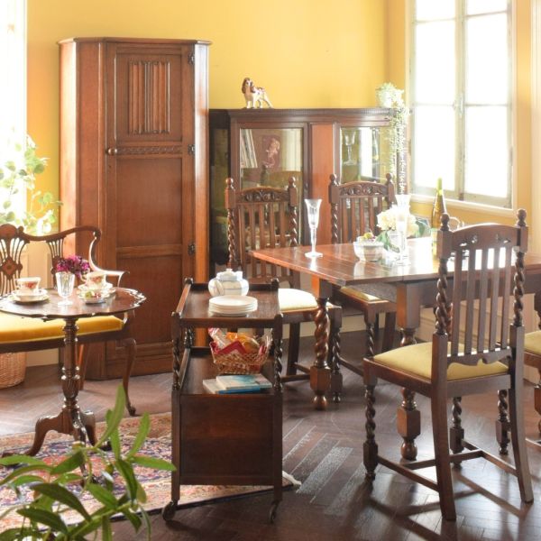 イギリスで見つけたアンティークの椅子、 ツイスト足が美しいオーク材