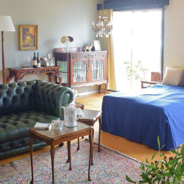 アンティーク調のおしゃれな2人掛けソファ、チェスターフィールド