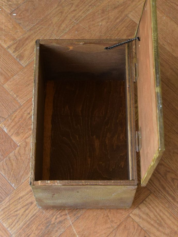 英国アンティークのおしゃれな収納箱、船の模様が入ったブラスボックス