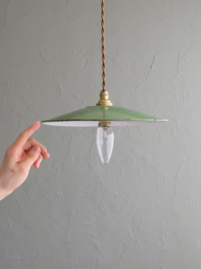 イギリスから届いたアンティークの照明、ホウロウシェードのペンダント