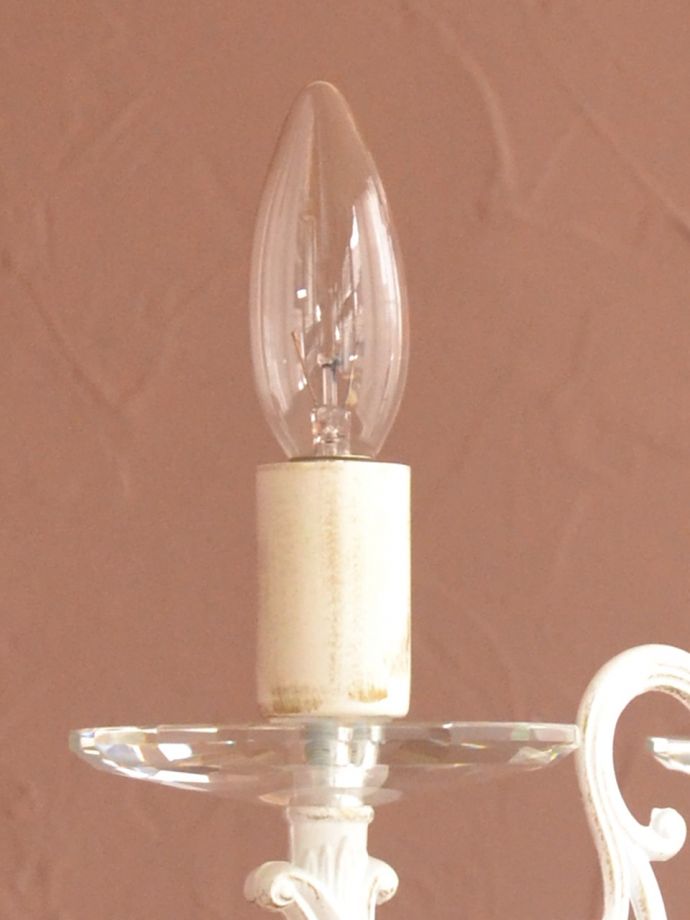 アンティーク調の照明器具、クリスタルのお皿が付いた3灯の