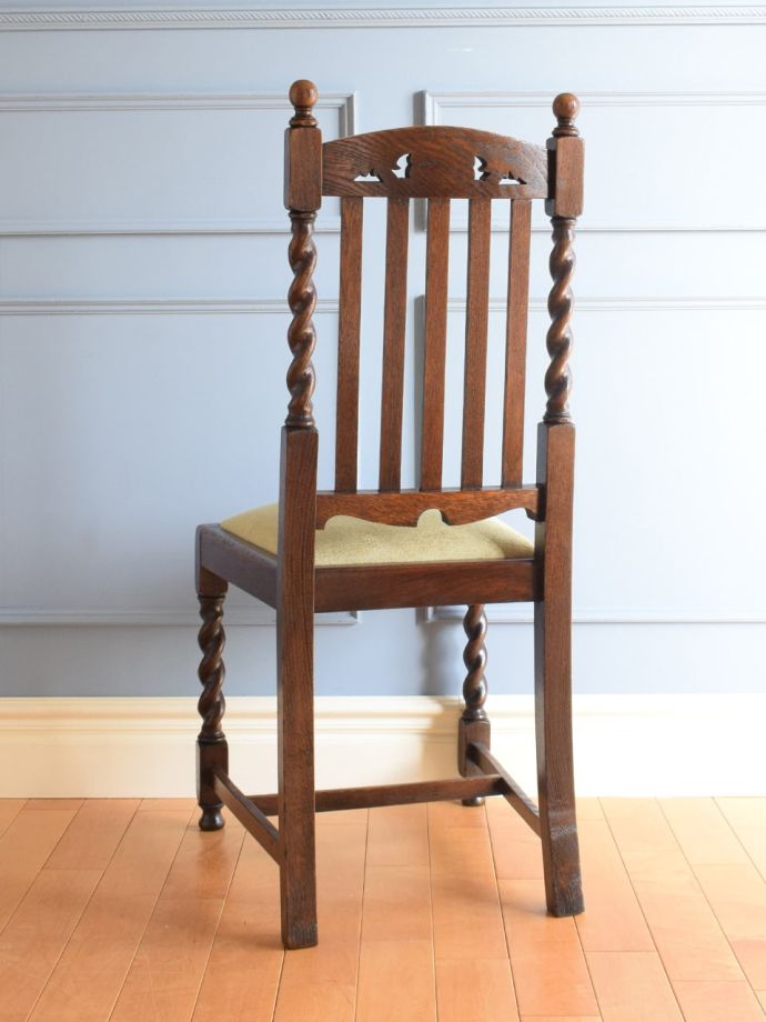 イギリスで見つけたアンティークの椅子、 ツイスト足が美しいオーク材
