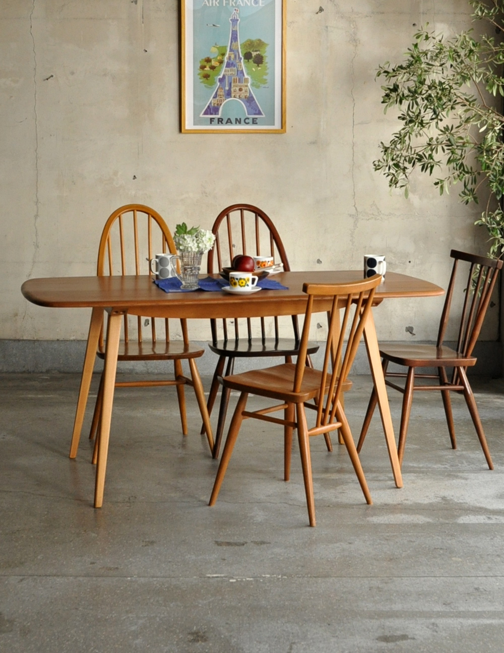 イギリスのシンプルなヴィンテージ家具、アーコールのダイニング