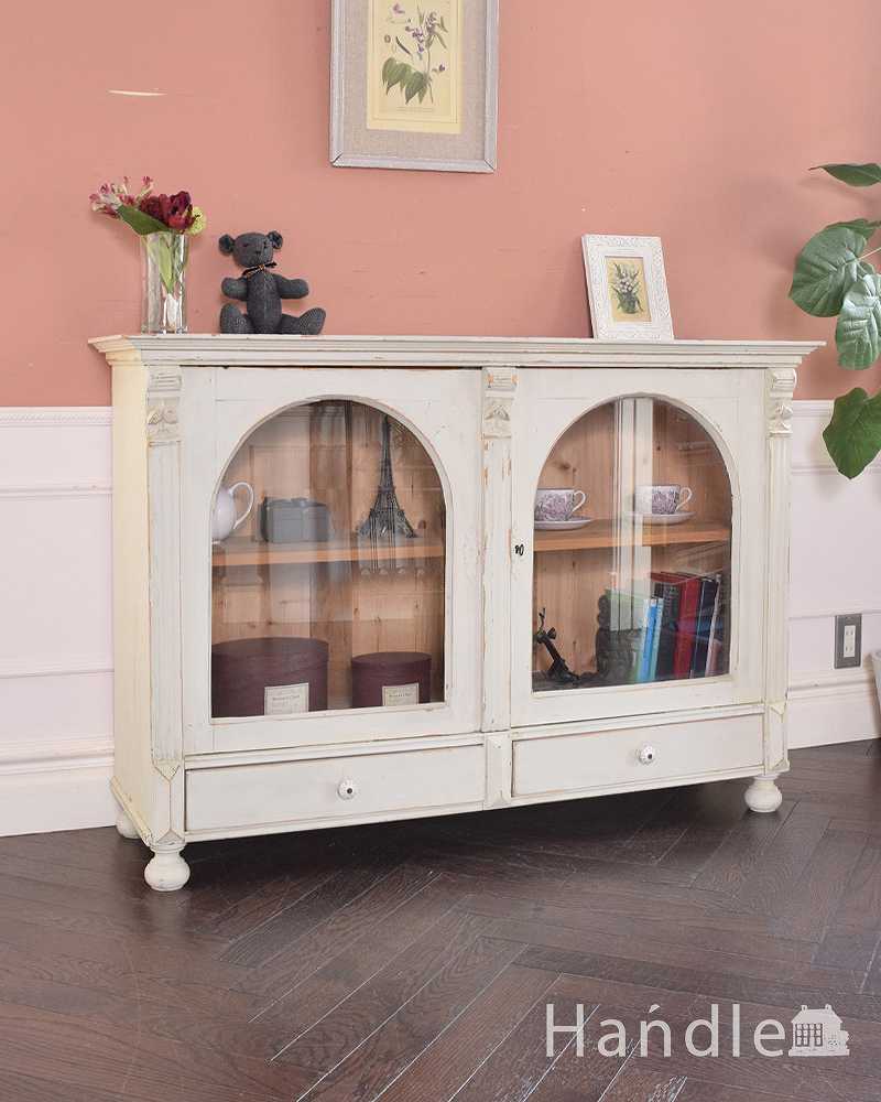 フランス輸入のアンティーク家具、アーチ型のガラス扉が可愛いペイント