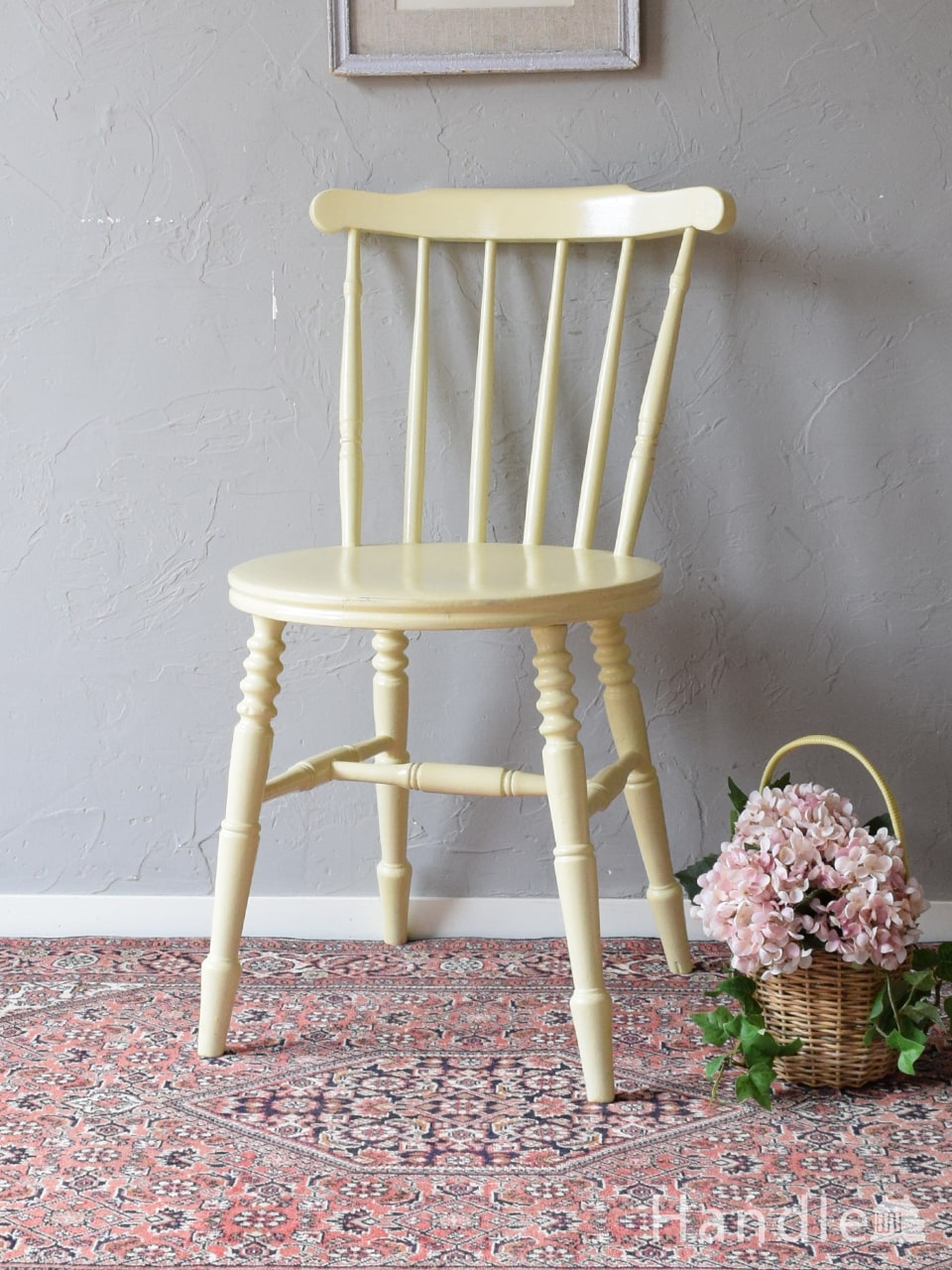 英国のおしゃれなアンティークチェア、ナチュラルな雰囲気のキッチン