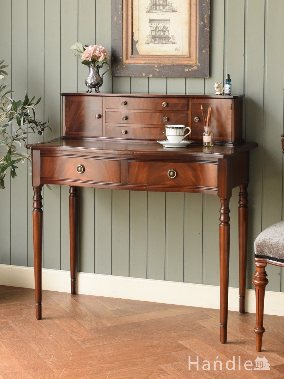 英国から届いたアンティークのデスク、シノワズリの取っ手がおしゃれな
