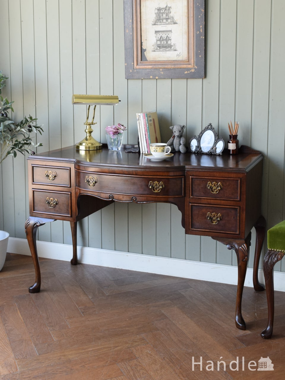 英国のアンティークデスク、美しい木目のウォールナット材の書斎机(z