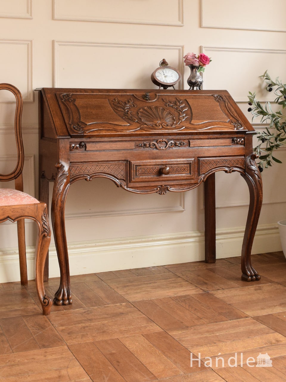 フランスのおしゃれなビューロー、猫脚の優雅なアンティーク