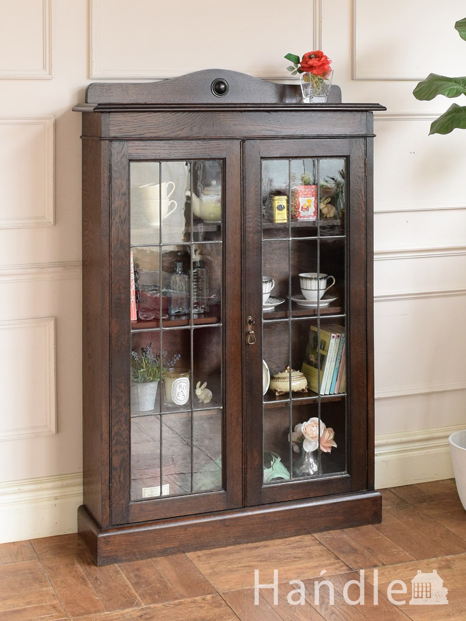 英国アンティークのおしゃれなガラスキャビネット 、ステンドグラス扉