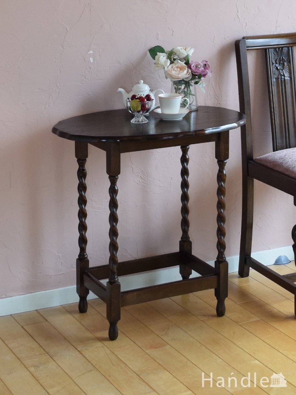 イギリスのアンティークテーブル、ツイスト足がおしゃれな