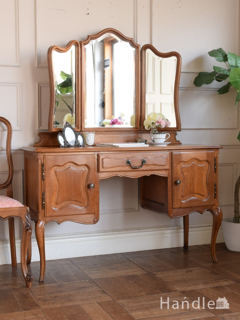 お姫様気分が楽しめる白いアンティークのドレッサー、フランスから届い