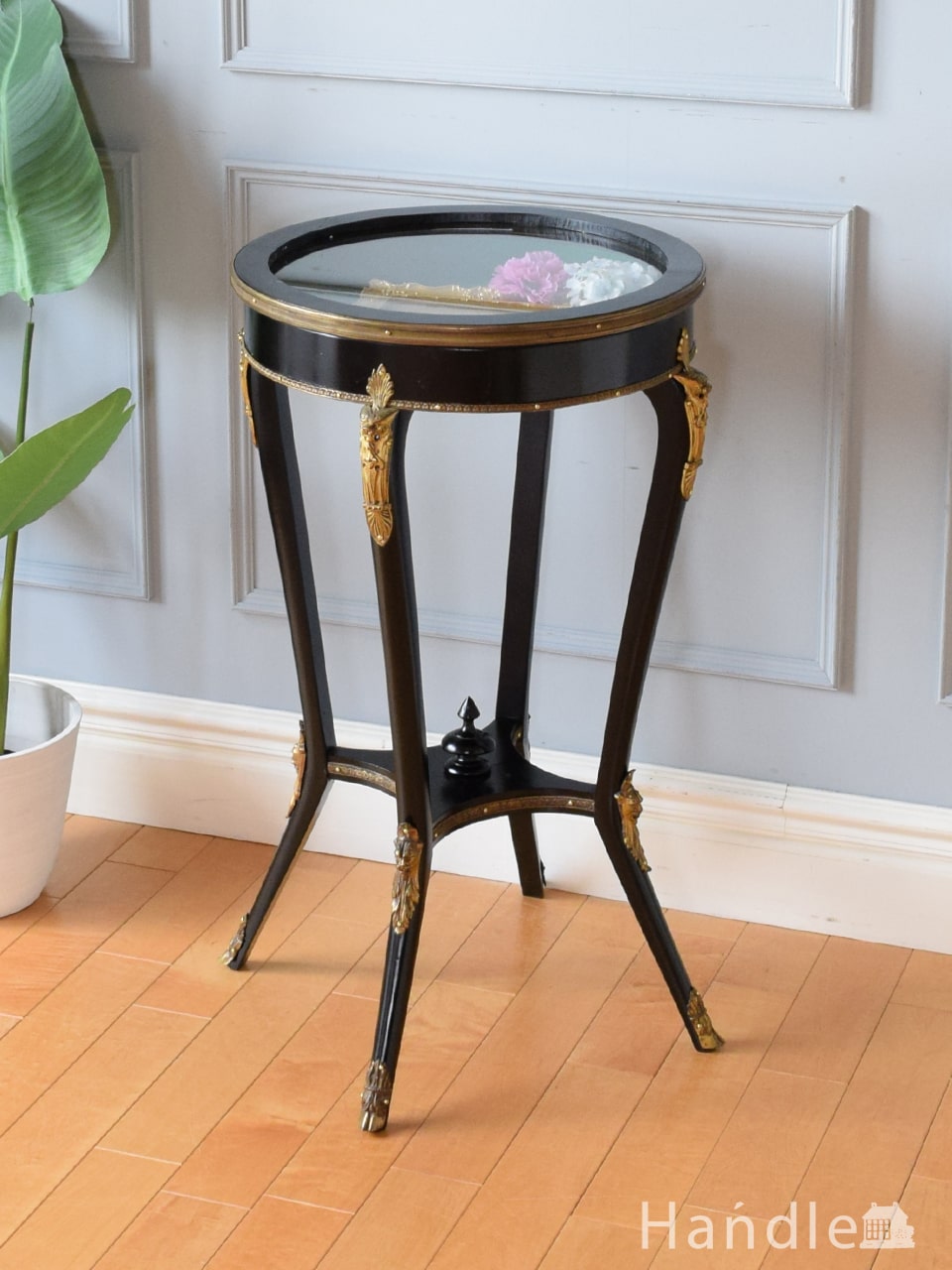 フランスから届いためずらしい高級家具、気品が漂うジュエリーケース