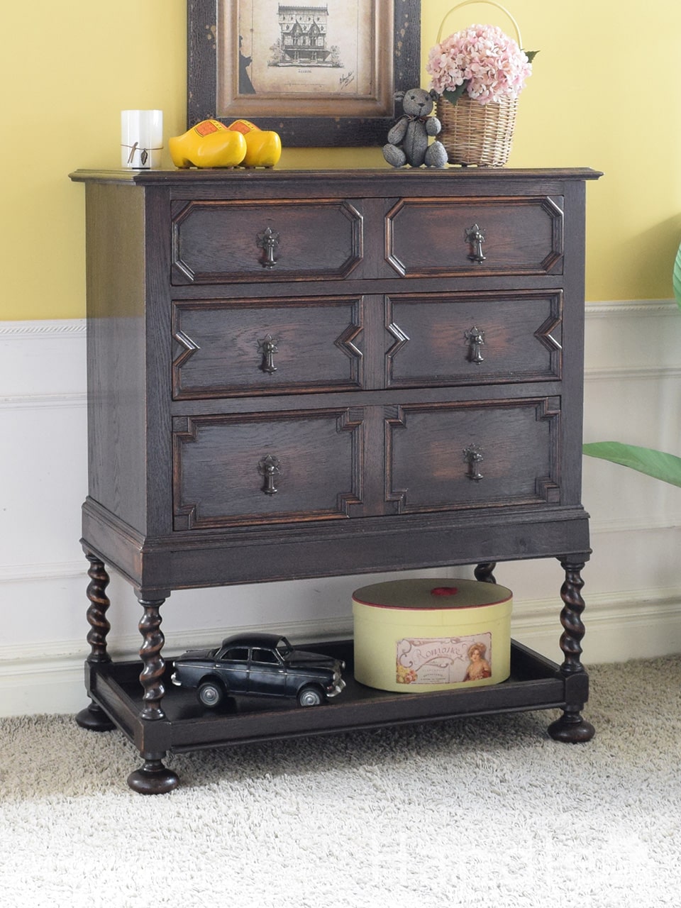 イギリスから届いた美しいアンティークのタンス、ツイスト脚の