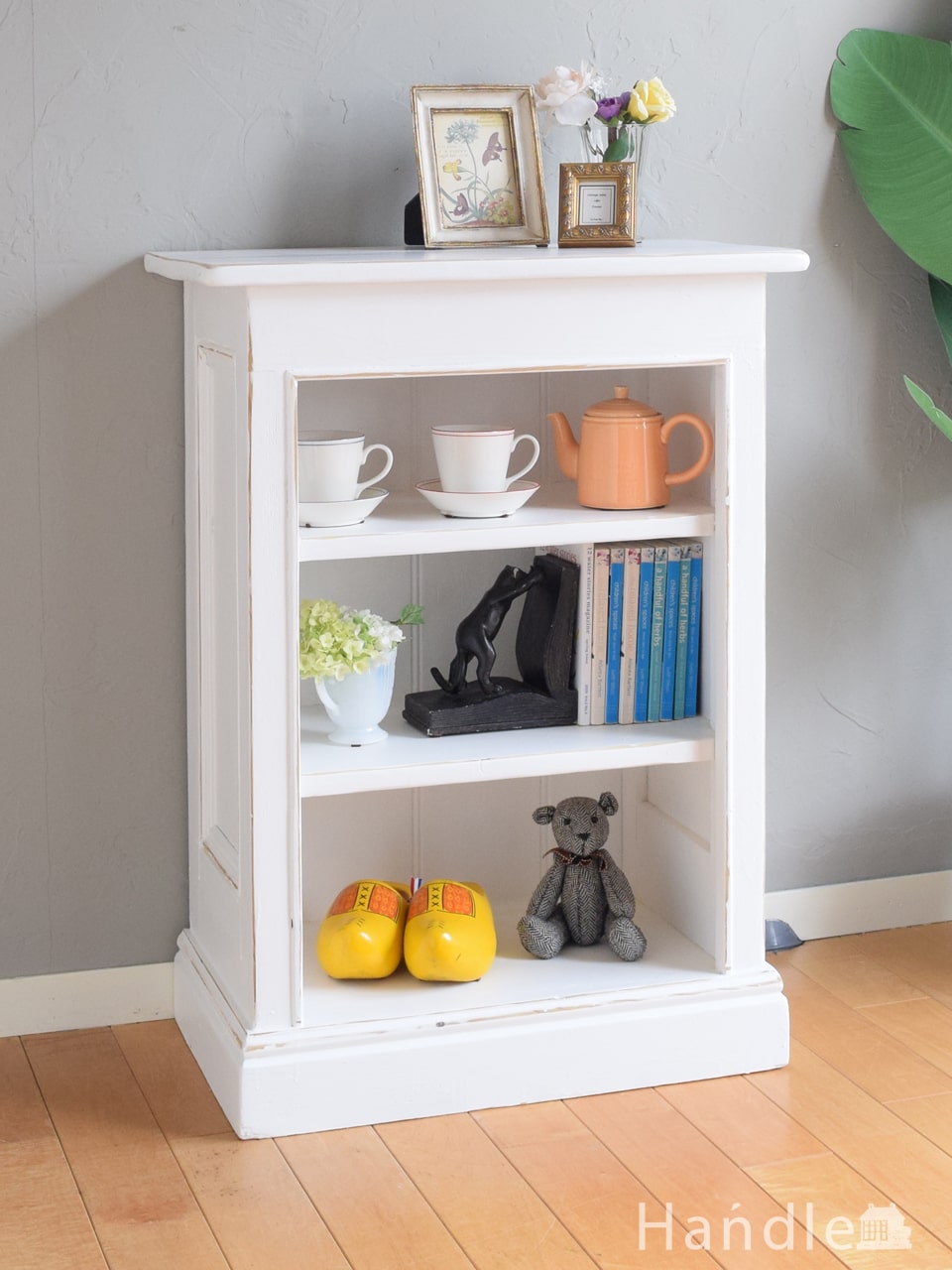 フランスから届いた白いアンティークキャビネット、ナチュラルな雰囲気