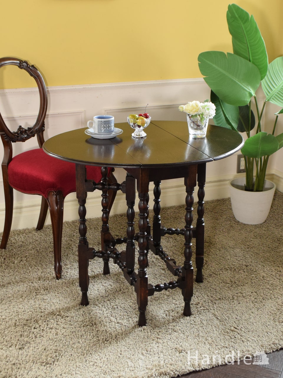 猫足が優雅なアンティークのテーブル、フランスから届いたティー