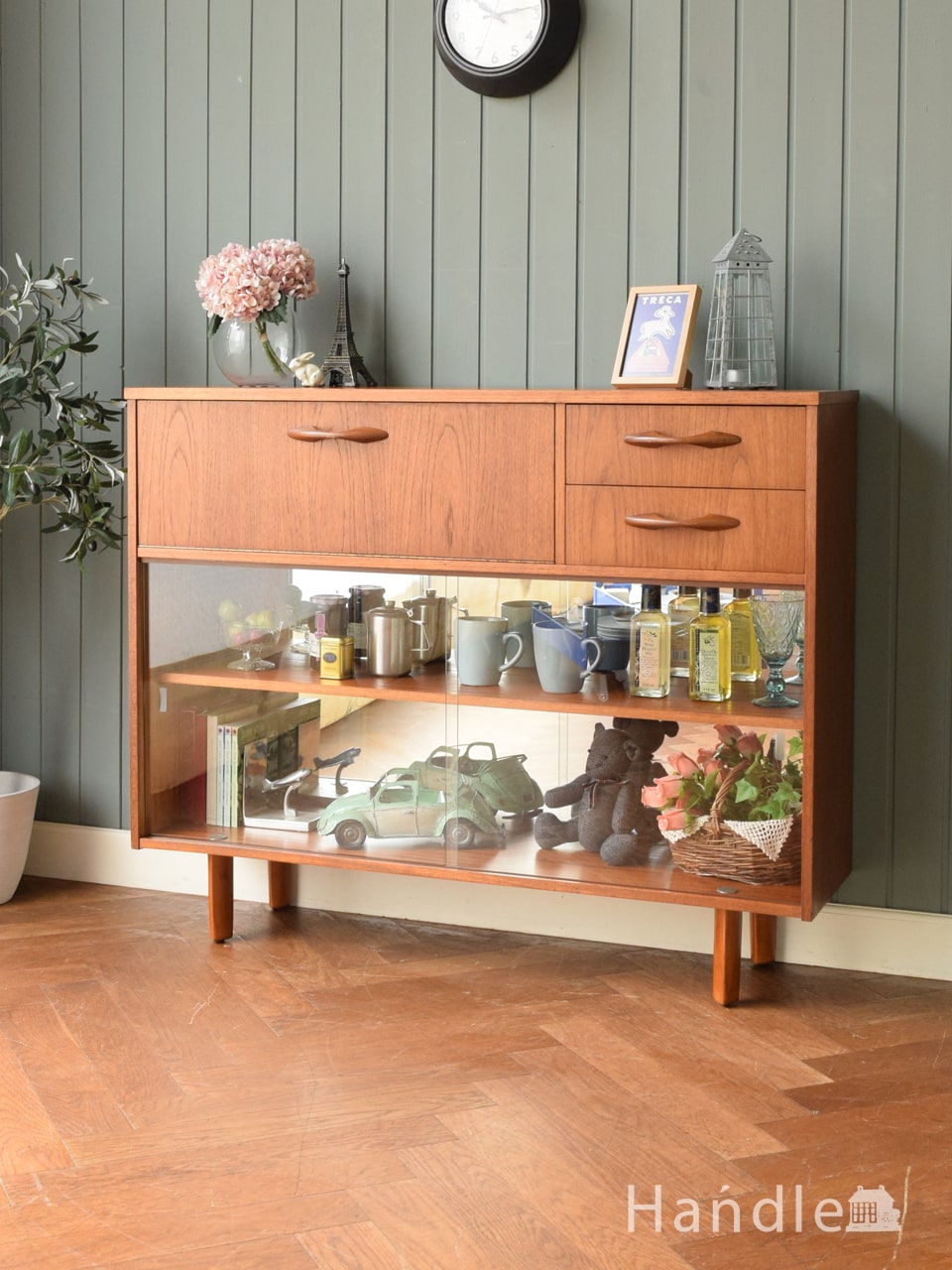 Avalonのおしゃれなビンテージサイドボード、キラッと輝くビューロー