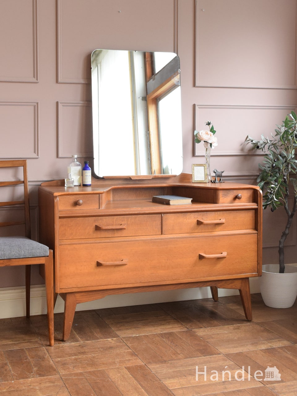 ドレッサーのように使えるアンティーク家具、ホワイトのスタンドミラー