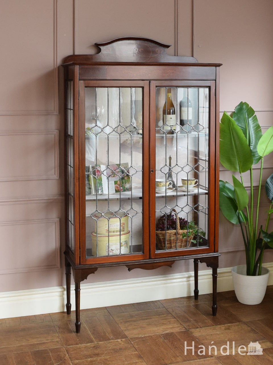 英国アンティークのガラスキャビネット、ステンドグラス＆象嵌が美しい