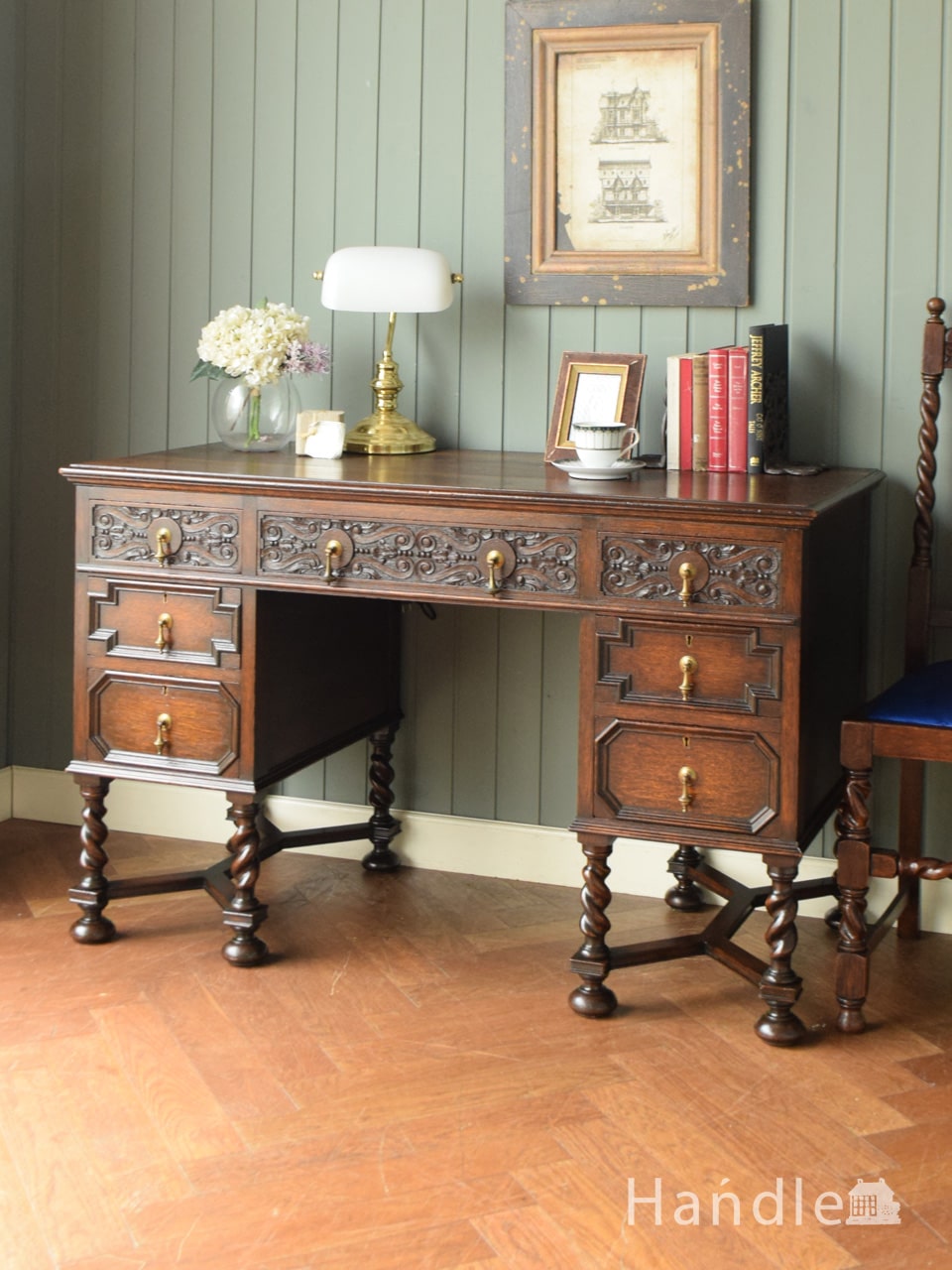 英国から届いた彫りが美しい書斎デスク、アンティークのライティング